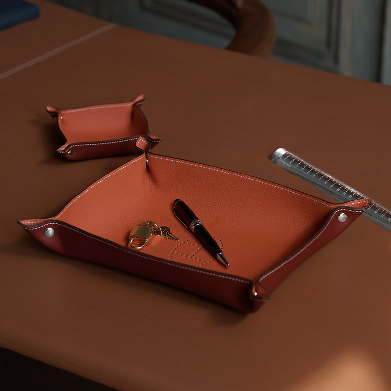 Mises et Relances Desk card case - Red | Hermès Canada